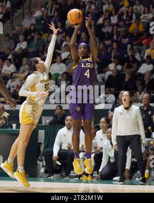 Hammond, USA. November 2023. Die LSU Lady Tigers Wärterin Flau'jae Johnson (4) schießt am Freitag, den 17. November 2023, während eines Basketballspiels im College der Frauen im University Center in Hammond, Louisiana, einen drei-Zeiger über SE Louisiana Lady Lions Wärter Hailey Giaratano (55). (Foto: Peter G. Forest/SIPA USA) Credit: SIPA USA/Alamy Live News Stockfoto