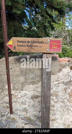 Straßenschild: Ein Schild für Touristen, das die Richtung angibt, wo Sie zum historischen Zentrum des Parkgeländes in Sintra fahren Stockfoto