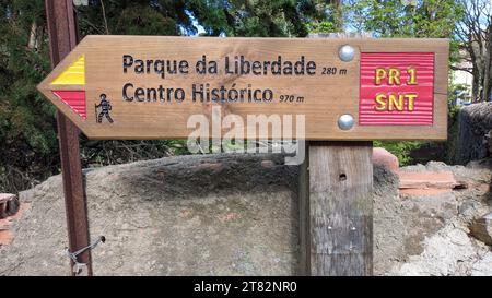 Straßenschild: Ein Schild für Touristen, das die Richtung angibt, wo Sie zum historischen Zentrum des Parkgeländes in Sintra fahren Stockfoto