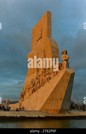 Padrão dos Descobrimentos in Belém fotografiert von einem Boot auf dem Fluss Tejo. Lissabon, Protugal, Dezember 2018 Stockfoto