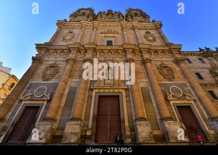 Nach Easte gerichtete Fassade von La Clerecía, gegenüber der Casa de las Conchas. Silvester 2018, Salamanca, Spanien. Stockfoto