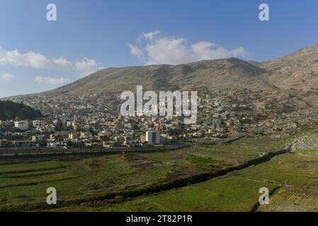 Majdal Shams, eine syrische Drusensiedlung auf den besetzten Golanhöhen im Dezember 2022. Fotografiert vom syrischen Grenzposten in der Nähe von Quneitra, Syrien Stockfoto