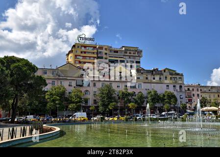 Brunnen im Parku Rinia aka Taiwan Park und umliegende Wohngebäude im Zentrum von Tirana, Albanien Stockfoto