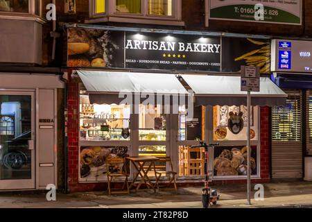 Farbenfrohe Wellingborought Road am frühen Abend, Northampton, England, Großbritannien. Stockfoto