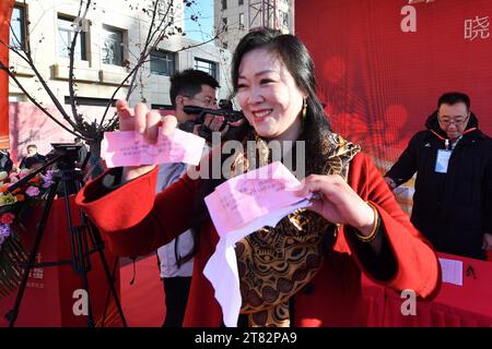 QINGDAO, CHINA - 18. NOVEMBER 2023 - Ein Bewohner zeigt die Wohnungsnummernliste an der Wohnsiedlungsstelle der Xiaoyang Gemeinde in Qingdao, Shand Stockfoto