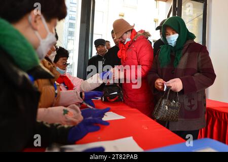 QINGDAO, CHINA - 18. NOVEMBER 2023 - Einwohnerinnen und Einwohner registrieren sich für Lottonummern auf der Wohnungsverteilungsseite der Xiaoyang Gemeinschaft in Qingdao, Shandon Stockfoto