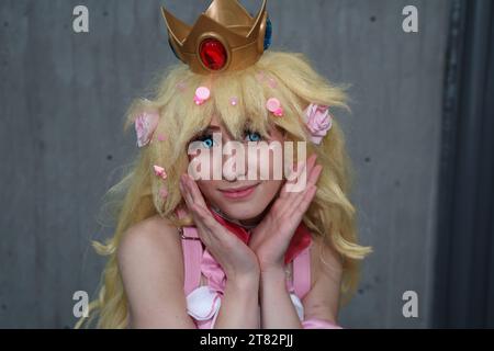 New York City, Usa. November 2023. Ari aus New York City Kostüm ist die Prinzessin Peach für die 2023 Anime NYC im Jacob Javits Center am 17. Oktober 2023 in New York City. (Foto: Gordon Donovan) (Foto: Gordon Donovan/NurPhoto) Credit: NurPhoto SRL/Alamy Live News Stockfoto