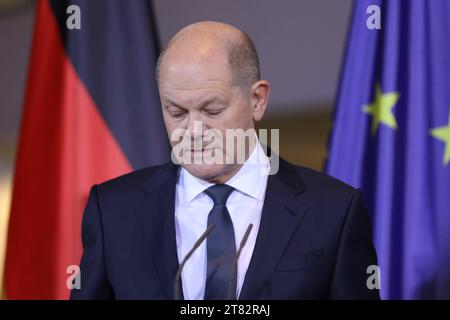 Berlin, Deutschland, 17.11.2023: Bundeskanzler Olaf Scholz blickt nach unten in einer Pressekonferenz mit dem türkischen Präsidenten nicht im Bild im Bundeskanzleramt *** Berlin, Deutschland, 17 11 2023 Bundeskanzler Olaf Scholz schaut bei einer Pressekonferenz mit dem türkischen Präsidenten nach unten, die nicht im Bundeskanzleramt abgebildet ist. xdtsxNachrichtenagenturx dts 26030 Credit: Imago/Alamy Live News Stockfoto