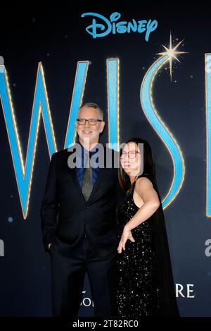 Rom, Italien. November 2023. Die Regisseure Chris Buck und Fawn Veerasunthorn nehmen am 17. November 2023 an der italienischen Premiere von „Wish“ im Space Cinema Moderno Roma in Rom Teil. (Foto von Massimo Valicchia/NurPhoto)0 Credit: NurPhoto SRL/Alamy Live News Stockfoto