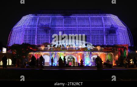 Berlin, 17. November. Januar 2024. Besucher besuchen die Lichtshow „Christmas Garden Berlin“ im Botanischen Garten in Berlin, Deutschland, 17. November 2023. Der „Christmas Garden Berlin“ startete hier am Freitag und dauert bis zum 14. Januar 2024. Quelle: Stefan Zeitz/Xinhua/Alamy Live News Stockfoto