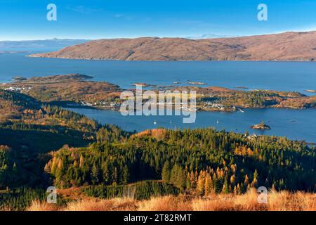 Plockton Loch Carron Wester Ross Schottland herbstlicher Blick mit Sonnenschein über die Halbinsel und die Applecross-Hügel Stockfoto