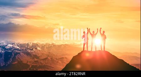 Silhouette Team von Kletterern Mann auf dem Berg. Erfolgreiche Teamarbeit im Unternehmen. Business Collaboration Kollege Beruf Partnerschaft Teamarbeit Konkret Stockfoto