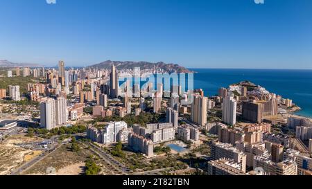 Luftdrohnenfoto der Skyline mit Wohngebäuden in Benidorm. Benidorm ist eine Küstenstadt an der Costa Blanca in Spanien Stockfoto