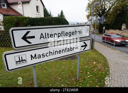 Stolpen, Deutschland. November 2023. Die Schilder Altenpflegeheim und Maschinenfabrik befinden sich auf einer Straße im Landkreis Sächsische Schweiz-Osterzgebirge. Robert Michael/dpa/Alamy Live News Stockfoto