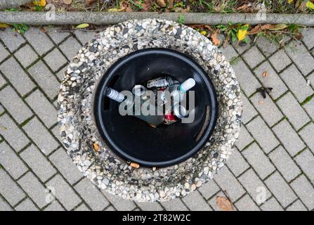 Stolpen, Deutschland. November 2023. Eine Mülltonne voller leerer Weinflaschen und Dosen steht an einer Bushaltestelle im Bezirk Sächsische Schweiz-Osterzgebirge. Robert Michael/dpa/Alamy Live News Stockfoto