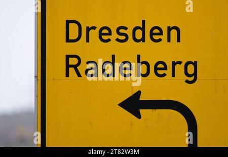 Stolpen, Deutschland. November 2023. Ein Verkehrsschild mit Pfeil in Richtung Dresden und Radeberg steht an einer Straße im Landkreis Sächsische Schweiz-Osterzgebirge. Robert Michael/dpa/Alamy Live News Stockfoto