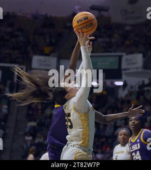 Hammond, USA. November 2023. LSU Lady Tigers Guard Flau'jae Johnson (4) Blöcke SE Louisiana Lady Lions Guard Hailey Giaratano (55), erschossen während eines Basketballspiels für Frauen im University Center in Hammond, Louisiana am Freitag, den 17. November 2023. (Foto: Peter G. Forest/SIPA USA) Credit: SIPA USA/Alamy Live News Stockfoto