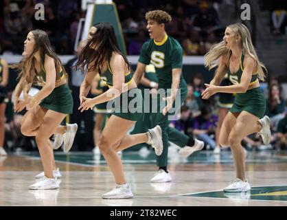 Hammond, USA. November 2023. Das SE Louisiana Lady Lions Tanzteam tritt am Freitag, den 17. November 2023, während eines Basketballspiels im University Center in Hammond, Louisiana, auf. (Foto: Peter G. Forest/SIPA USA) Credit: SIPA USA/Alamy Live News Stockfoto