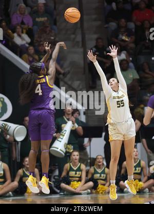 Hammond, USA. November 2023. Die LSU Lady Tigers Wärterin Flau'jae Johnson (4) schießt am Freitag, den 17. November 2023, während eines Basketballspiels im College der Frauen im University Center in Hammond, Louisiana, einen drei-Zeiger über SE Louisiana Lady Lions Wärter Hailey Giaratano (55). (Foto: Peter G. Forest/SIPA USA) Credit: SIPA USA/Alamy Live News Stockfoto