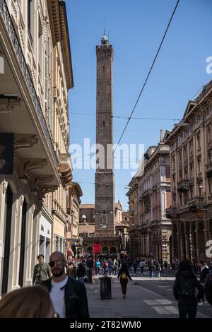 Bologna, Italien. April 2022. Der Torre degli Asinelli, eines der Wahrzeichen von Bologna. Der schiefe Turm auf der zentralen Piazza di Porta Ravegnana ist eine der wichtigsten Sehenswürdigkeiten der Stadt in der Emilia-Romagna. Frank Rumpenhorst/dpa/Alamy Live News Stockfoto