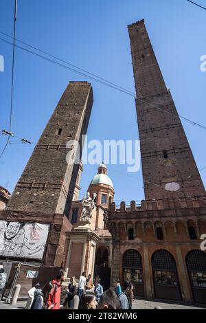 Bologna, Italien. April 2022. Der Torre della Garisenda (l) und der Torre degli Asinelli (r), die Wahrzeichen von Bologna. Die beiden schiefen Türme auf der zentralen Piazza di Porta Ravegnana gehören zu den wichtigsten Sehenswürdigkeiten der Stadt in der Emilia-Romagna. Frank Rumpenhorst/dpa/Alamy Live News Stockfoto