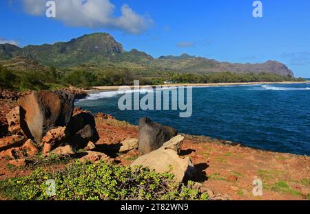 Spektakulär erodierte Küste und Surfen am Schiffswrack Beach entlang des Mahaulepu Heritage Trail in poipu, kauai, Hawaii Stockfoto