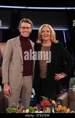 Johannes Wimmer und Bettina Tietjen moderieren die NDR Talk Show, Fototermin am 17.11.2023 im Fernsehstudio Hamburg Lokstedt *** Johannes Wimmer und Bettina Tietjen moderieren die NDR Talk Show, Fotosession am 17 11 2023 im Hamburger Lokstedt TV Studio Credit: Imago/Alamy Live News Stockfoto