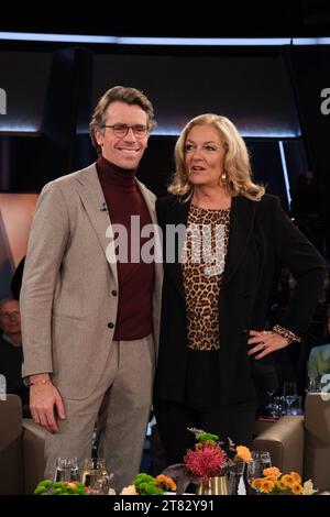 Johannes Wimmer und Bettina Tietjen moderieren die NDR Talk Show, Fototermin am 17.11.2023 im Fernsehstudio Hamburg Lokstedt *** Johannes Wimmer und Bettina Tietjen moderieren die NDR Talk Show, Fotosession am 17 11 2023 im Hamburger Lokstedt TV Studio Credit: Imago/Alamy Live News Stockfoto