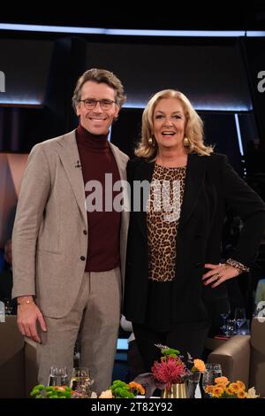 Johannes Wimmer und Bettina Tietjen moderieren die NDR Talk Show, Fototermin am 17.11.2023 im Fernsehstudio Hamburg Lokstedt *** Johannes Wimmer und Bettina Tietjen moderieren die NDR Talk Show, Fotosession am 17 11 2023 im Hamburger Lokstedt TV Studio Credit: Imago/Alamy Live News Stockfoto