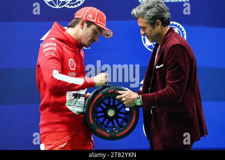 Las Vegas, USA. November 2023. Charles Leclerc (MON) Ferrari erhält den Pirelli Pole Position Award von Patrick Dempsey (USA). 17.11.2023. Formel-1-Weltmeisterschaft, Rd 22, Las Vegas Grand Prix, Las Vegas, Nevada, USA, Qualifikationstag. Das Foto sollte lauten: XPB/Press Association Images. Quelle: XPB Images Ltd/Alamy Live News Stockfoto