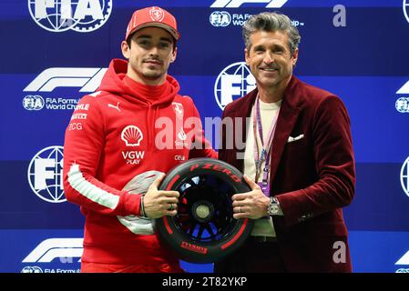 Las Vegas, USA. November 2023. Charles Leclerc (MON) Ferrari erhält den Pirelli Pole Position Award von Patrick Dempsey (USA). 17.11.2023. Formel-1-Weltmeisterschaft, Rd 22, Las Vegas Grand Prix, Las Vegas, Nevada, USA, Qualifikationstag. Das Foto sollte lauten: XPB/Press Association Images. Quelle: XPB Images Ltd/Alamy Live News Stockfoto