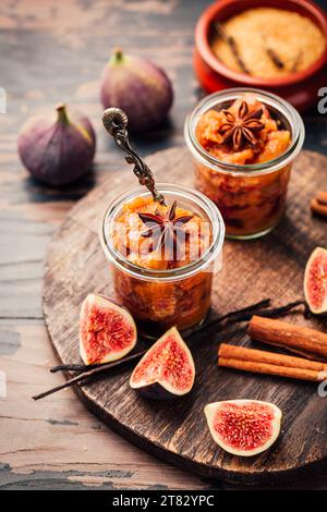 Hausgemachte Feigenmarmelade oder Gelee in einem Glas mit Zimt, Vanille und braunem Zucker Stockfoto