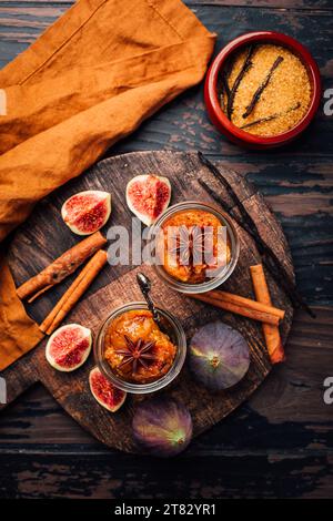 Hausgemachte Feigenmarmelade oder Gelee in einem Glas mit Zimt, Vanille und braunem Zucker Stockfoto