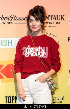 New York, USA. November 2023. Rose Byrne nimmt am 17. November 2023 an der Fundraising-Party Solidarity Night der Union Solidarity Coalition im Pioneer Works Theater in New York Teil. Die Gewerkschaftsmitglieder feierten einen neuen Vertrag, der nach mehr als 100 Tagen Streik unterzeichnet wurde, und sammelten Geld für die gewerkschaft. (Foto: Lev Radin/SIPA USA) Credit: SIPA USA/Alamy Live News Stockfoto