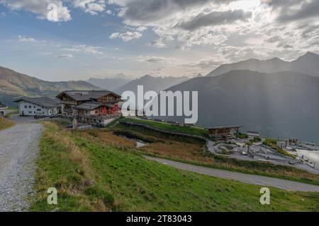 Almwiesen inlandwirtschaftliche Landfläche, bewaldete Hänge, Tuxertal, Zillertaler Alpen, Tirol, Österreich Stockfoto