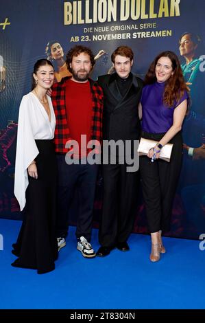 Alessandra Mastronardi, Florian Baxmeyer, Philip Froissant und Kerstin Nommsen bei der Premiere der Paramount+ Streamingserie 'eine Billion Dollar' im Kino International. Berlin, 17.11.2023 Stockfoto