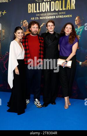 Alessandra Mastronardi, Florian Baxmeyer, Philip Froissant und Kerstin Nommsen bei der Premiere der Paramount+ Streamingserie 'eine Billion Dollar' im Kino International. Berlin, 17.11.2023 Stockfoto