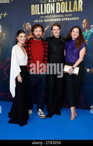 Alessandra Mastronardi, Florian Baxmeyer, Philip Froissant und Kerstin Nommsen bei der Premiere der Paramount+ Streamingserie 'eine Billion Dollar' im Kino International. Berlin, 17.11.2023 Stockfoto