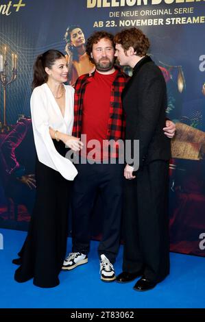 Alessandra Mastronardi, Florian Baxmeyer und Philip Froissant bei der Premiere der Paramount+ Streamingserie 'eine Billion Dollar' im Kino International. Berlin, 17.11.2023 Stockfoto