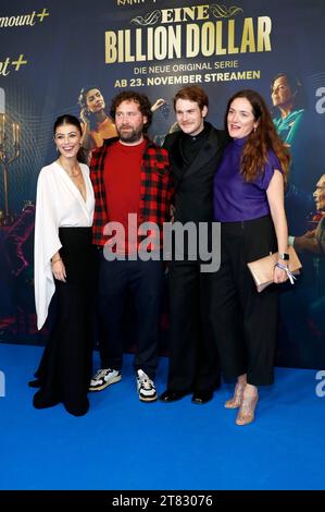 Alessandra Mastronardi, Florian Baxmeyer, Philip Froissant und Kerstin Nommsen bei der Premiere der Paramount+ Streamingserie 'eine Billion Dollar' im Kino International. Berlin, 17.11.2023 Stockfoto