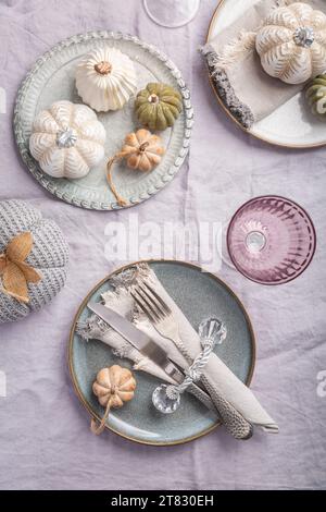 Herbsttisch mit Kürbissen. Thanksgiving Feiertagsessen und Herbstdekoration Stockfoto