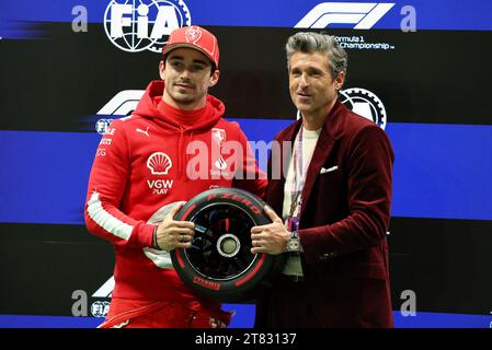 Las Vegas, USA. November 2023. L to R): Charles Leclerc (MON) Ferrari erhält den Pirelli Pole Position Award von Patrick Dempsey (USA) Schauspieler. Formel-1-Weltmeisterschaft, Rd 22, Las Vegas Grand Prix, Freitag, 17. November 2023. Las Vegas Strip Circuit, Las Vegas, Nevada, USA. Quelle: James Moy/Alamy Live News Stockfoto