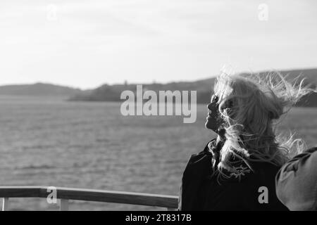 Insel Elba, Livorno, Italien - 22. Mai 2017 : Porträt der italienischen fernsehmoderatorin Maria Teresa Ruta schwarz-weiß vor dem Meer Stockfoto