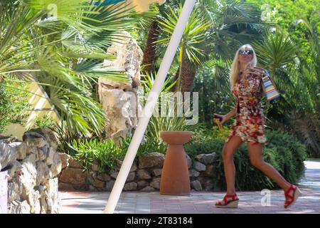 Elba Island, Livorno, Italien - 22. Mai 2017 : Porträt der italienischen fernsehmoderatorin Maria Teresa Ruta Walking Stockfoto