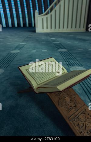 Der heilige Koran auf dem Rednerpult in der Moschee. Ramadan- oder islamisches Hintergrundfoto. Istanbul Turkiye - 10.28.2023 Stockfoto