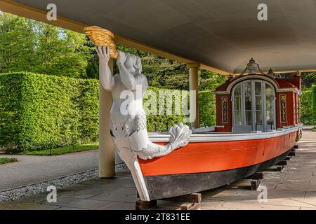 Tritonen Gondel auf Schloss Pillnitz bei Dresden. Die historische Gondel, erbaut 1800, wurde für Kurfürst Friedrich August III. Erbaut Stockfoto