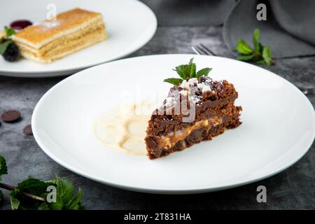 Glutenfreier Schokoladenkuchen mit Puderzucker und Minzminz, Seitenansicht Stockfoto