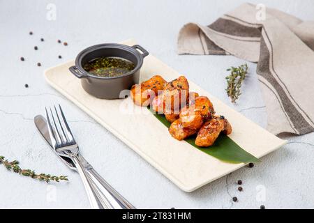 Zander-Scheiben in süß-saurer Sauce, Seitenansicht Stockfoto