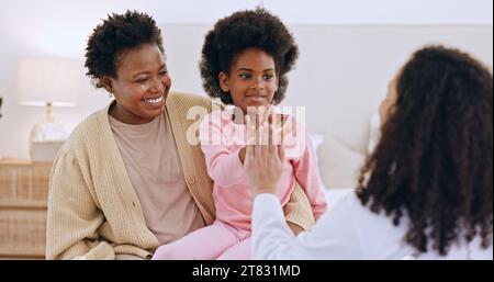 Mutter, Tochter oder Arzt und High Five oder Glück im Schlafzimmer mit Unterstützung, Vertrauen und Gesundheit. Schwarze Familie, Frauen oder Kinderarzt mit Erfolg Stockfoto