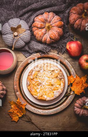Apfelkuchen mit Mandeln und Tasse Kräuterfrucht-Tee für Thanksgiving. Stockfoto